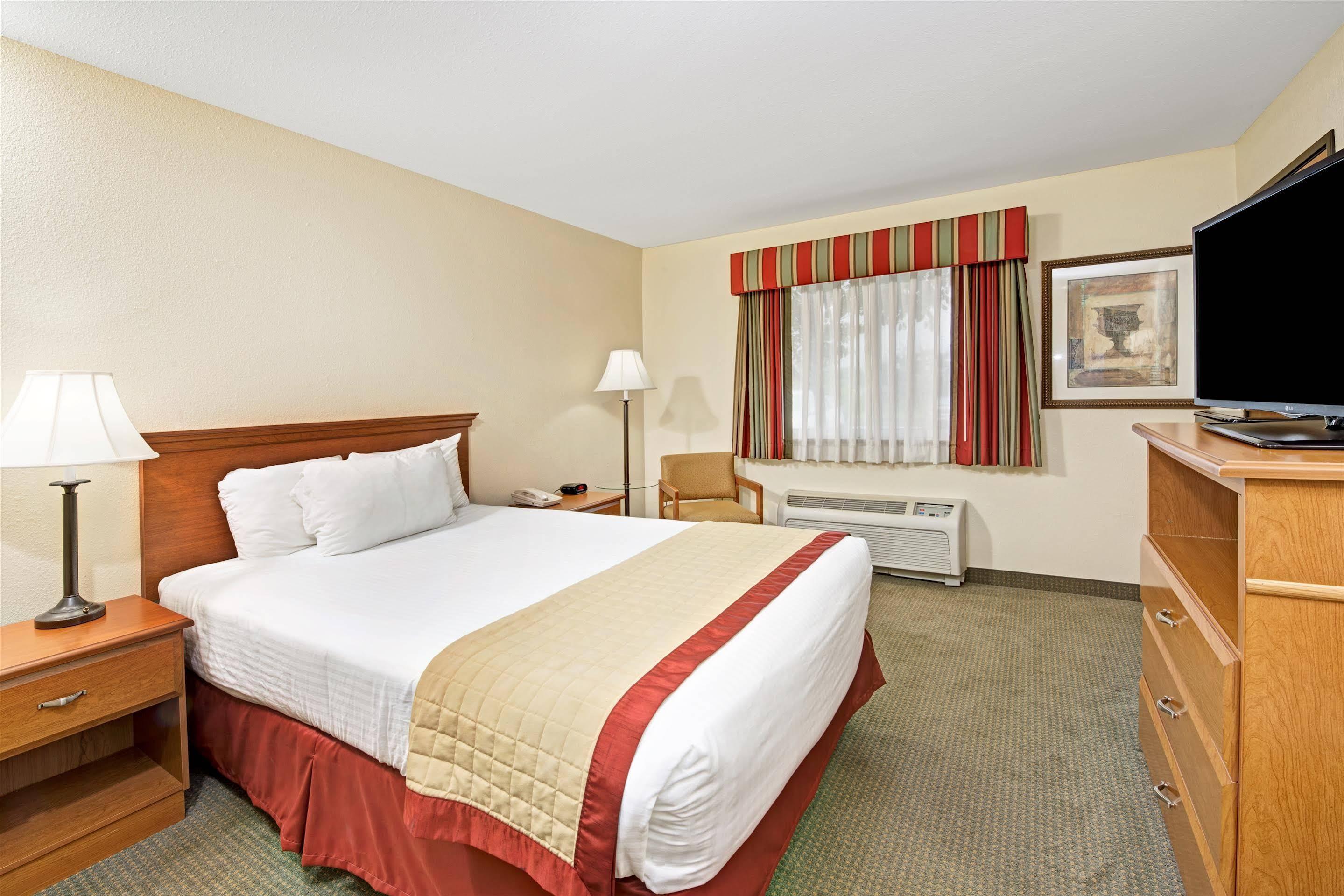 Baymont By Wyndham Indianapolis Hotel Exterior photo