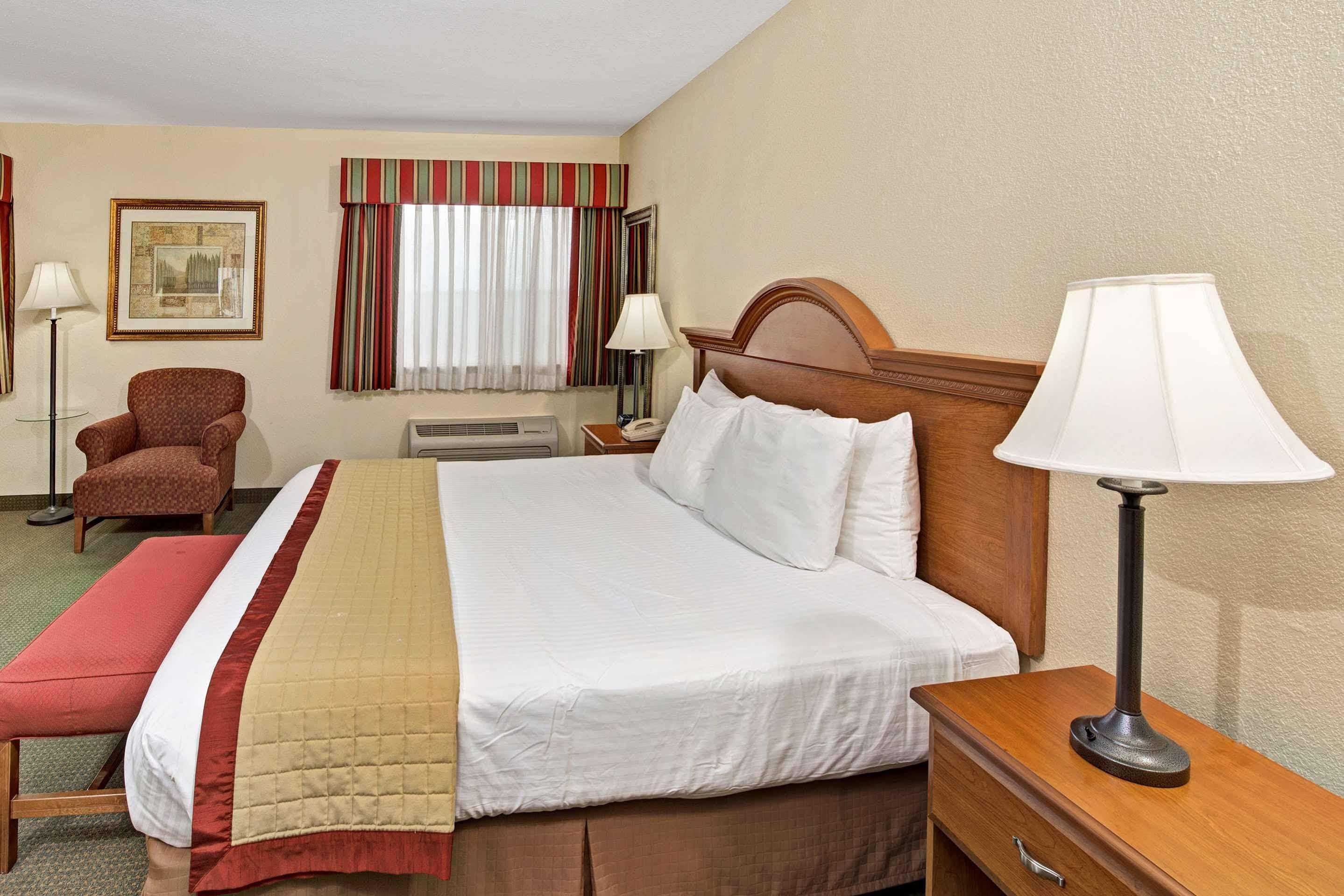 Baymont By Wyndham Indianapolis Hotel Exterior photo