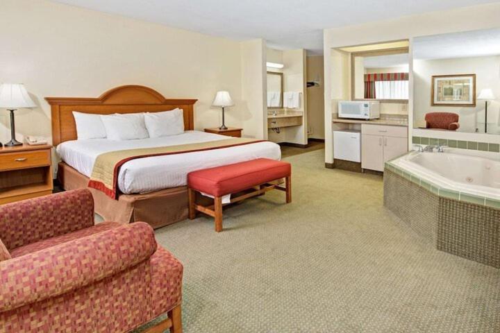 Baymont By Wyndham Indianapolis Hotel Exterior photo